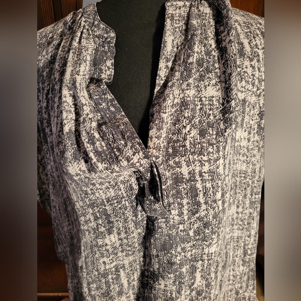 Vince 100% Silk Black & White Medium Blouse